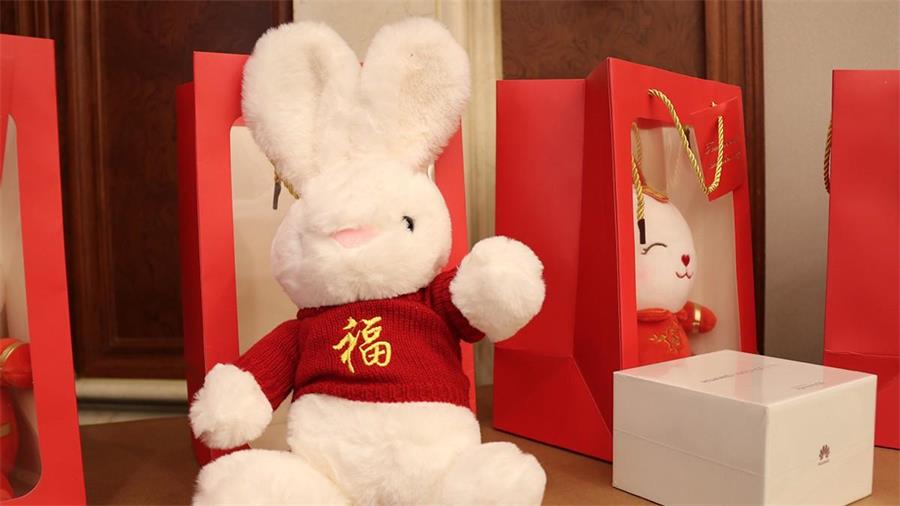 勇毅進(jìn)取，順風(fēng)飛揚 | 2023年 藍(lán)鵬測控年會  陽光普照獎 到場員工紀(jì)念玩偶
